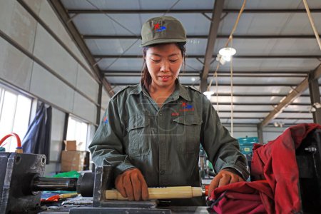 Foto de LUANNAN COUNTY, provincia de Hebei, China - 15 de abril de 2019: Los trabajadores están ocupados en la línea de producción en una planta de producción de palas de acero. - Imagen libre de derechos