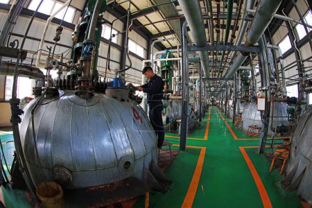 Téléchargez les photos : COMTÉ DE LUANNAN, province du Hebei, Chine - 15 avril 2019 : Les travailleurs travaillent dans l'atelier de production d'une usine de production de biodiesel. - en image libre de droit