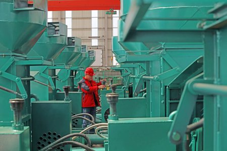 Téléchargez les photos : COMTÉ DE LUANNAN, Province du Hebei, Chine - 15 avril 2019 : Les travailleurs sont occupés sur la ligne de production de machines agricoles. - en image libre de droit