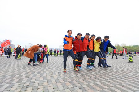Téléchargez les photos : COMTÉ DE LUANNAN, province du Hebei, Chine - 20 avril 2019 : Les touristes jouent à des jeux dans le parc. - en image libre de droit
