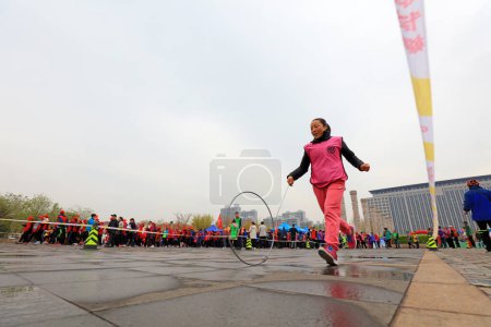 Téléchargez les photos : COMTÉ DE LUANNAN, Province du Hebei, Chine - 20 avril 2019 : Les touristes prennent part à la compétition de jeu de poussée de cercle lors d'une réunion sportive amusante. - en image libre de droit