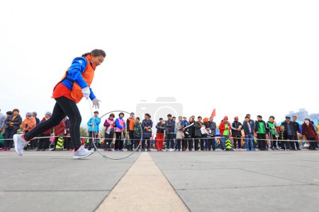 Foto de LUANNAN COUNTY, provincia de Hebei, China - 20 de abril de 2019: Los turistas participan en el círculo impulsando la competencia de juegos en una divertida reunión deportiva. - Imagen libre de derechos