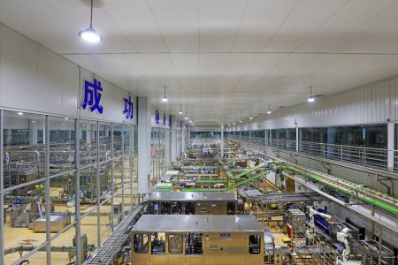Foto de CONDADO DE LUANNAN, provincia de Hebei, China - 23 de abril de 2019: Maquinaria y equipo en la línea de producción de Mengniu Dairy Co., Ltd. - Imagen libre de derechos