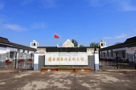 Foto de CONDADO DE LUANNAN, provincia de Hebei, China - 25 de abril de 2019: Paisaje arquitectónico del monumento a la masacre de pandaizhuang. - Imagen libre de derechos