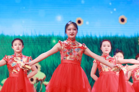 Foto de LUANNAN COUNTY, provincia de Hebei, China - 28 de abril de 2019: Hermosa actuación de baile en el escenario. - Imagen libre de derechos
