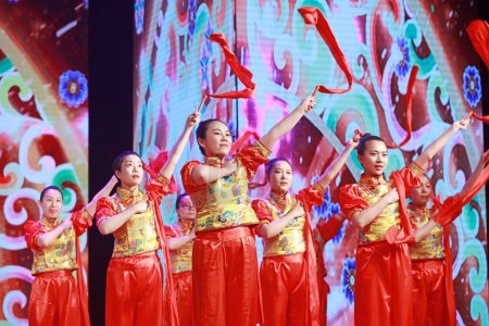 Foto de LUANNAN COUNTY, provincia de Hebei, China - 28 de abril de 2019: Hermosa actuación de baile en el escenario. - Imagen libre de derechos