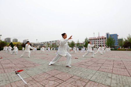 Téléchargez les photos : COMTÉ DE LUANNAN, province du Hebei, Chine - 29 avril 2019 : les gens pratiquent le Taijiquan sur la place du parc. - en image libre de droit