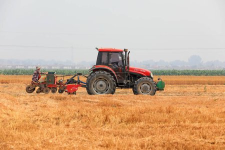 Foto de Condado de Luannan, China - 20 de junio de 2019: Tractores cultivan maíz en operaciones de labranza cero, Condado de Luannan, provincia de Hebei, China - Imagen libre de derechos
