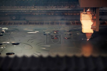 Téléchargez les photos : Machine de découpe laser Plaque d'acier de découpe - en image libre de droit