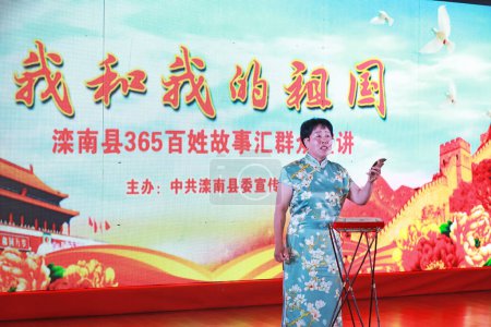 Foto de Condado de Luannan, China - 4 de julio de 2019: Un concursante estuvo en el concurso de discursos "Yo y mi patria", Condado de Luannan, provincia de Hebei, China. - Imagen libre de derechos