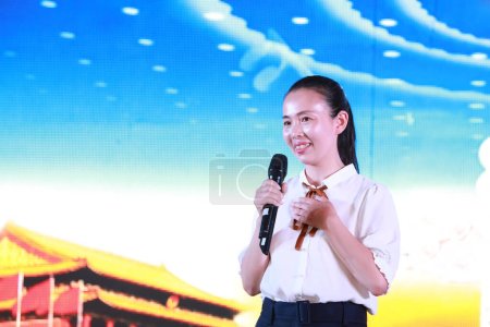 Téléchargez les photos : Comté de Luannan, Chine - 4 juillet 2019 : Un candidat était au concours de discours de "Moi et ma patrie", comté de Luannan, province du Hebei, Chine. - en image libre de droit