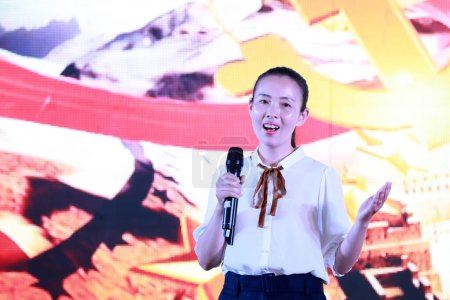 Foto de Condado de Luannan, China - 4 de julio de 2019: Un concursante estuvo en el concurso de discursos "Yo y mi patria", Condado de Luannan, provincia de Hebei, China. - Imagen libre de derechos