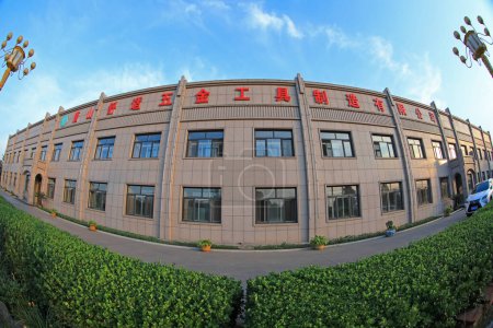 Téléchargez les photos : Comté de Luannan, Chine - Le 4 juillet 2019 : Immeuble de bureaux de Comfortable Hardware Tools Manufacturing Co., Ltd., comté de Luannan, province du Hebei, Chine. C'est un fabricant de bêches et d'outils matériels. - en image libre de droit