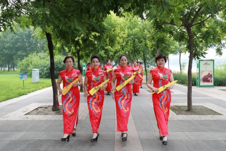 Foto de Condado de Luannan, China - 9 de julio de 2019: Chinese Cheongsam Walking Show in the Park, Condado de Luannan, provincia de Hebei, China - Imagen libre de derechos
