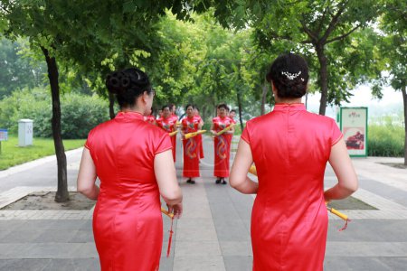 Téléchargez les photos : Comté de Luannan, Chine - 9 juillet 2019 : Spectacle chinois de marche Cheongsam dans le parc, comté de Luannan, province du Hebei, Chine - en image libre de droit