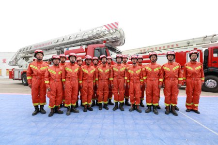 Foto de Condado de Luannan, China - 9 de julio de 2019: Los bomberos se alinearon para cantar canciones patrióticas, Condado de Luannan, provincia de Hebei, China - Imagen libre de derechos