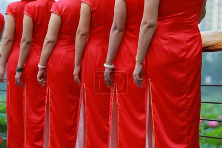 Foto de Las mujeres en cheongsams rojos están actuando en un espectáculo a pie, Condado de Luannan, provincia de Hebei, China - Imagen libre de derechos