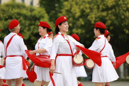 Téléchargez les photos : Comté de Luannan, Chine - 11 juillet 2019 : Vieilles femmes pratiquant la performance de tambour de taille dans le parc, comté de Luannan, province du Hebei, Chine - en image libre de droit