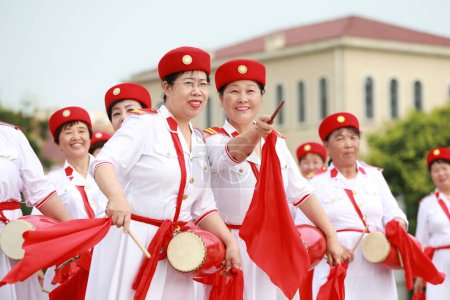 Téléchargez les photos : Comté de Luannan, Chine - 11 juillet 2019 : Vieilles femmes pratiquant la performance de tambour de taille dans le parc, comté de Luannan, province du Hebei, Chine - en image libre de droit