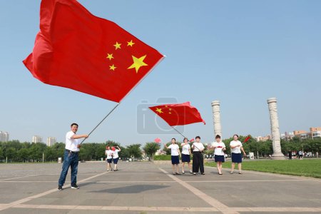 Téléchargez les photos : Comté de Luannan, Chine - 12 juillet 2019 : Les habitants du parc Beihe ont agité le drapeau chinois pour accueillir la fête nationale, comté de Luannan, province du Hebei, Chine - en image libre de droit