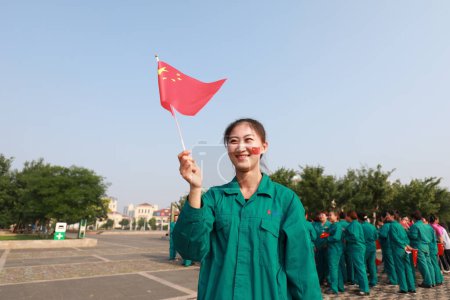 Foto de Condado de Luannan, China - 12 de julio de 2019: La gente ondeó banderas en la plaza, Condado de Luannan, provincia de Hebei, China - Imagen libre de derechos