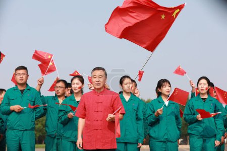 Téléchargez les photos : Comté de Luannan, Chine - 12 juillet, 2019 : Les gens ont chanté des chansons patriotiques sur la place, comté de Luannan, province du Hebei, Chine - en image libre de droit
