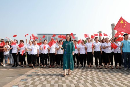 Foto de Condado de Luannan, China - 12 de julio de 2019: La gente cantó canciones patrióticas en la plaza, Condado de Luannan, provincia de Hebei, China - Imagen libre de derechos