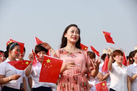 Téléchargez les photos : Comté de Luannan, Chine - 12 juillet, 2019 : Les gens ont chanté des chansons patriotiques sur la place, comté de Luannan, province du Hebei, Chine - en image libre de droit