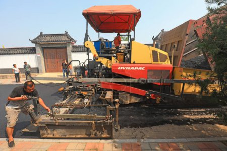 Foto de Condado de Luannan, China - 31 de julio de 2019: sitio de construcción de carreteras rurales, Condado de Luannan, provincia de Hebei, Chin - Imagen libre de derechos
