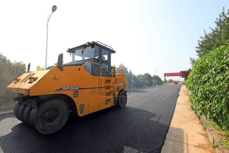 Téléchargez les photos : Comté de Luannan, Chine - 31 juillet 2019 : chantier de construction d'autoroutes rurales, comté de Luannan, province du Hebei, Chin - en image libre de droit