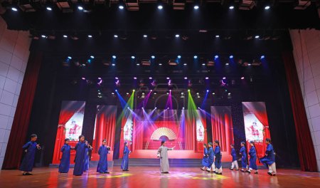 Téléchargez les photos : Comté de Luannan, Chine - 15 août 2019 : Spectacle de danse pour enfants dans des robes antiques, comté de Luannan, province du Hebei, Chine - en image libre de droit