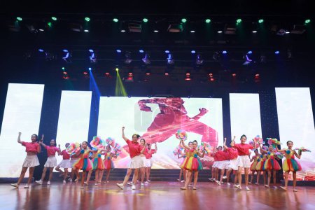Téléchargez les photos : Comté de Luannan, Chine - 15 août 2019 : Spectacle de danse pour enfants sur scène, comté de Luannan, province du Hebei, Chine - en image libre de droit