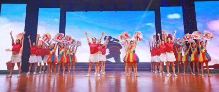 Foto de Condado de Luannan, China - 15 de agosto de 2019: Actuación de danza infantil en el escenario, Condado de Luannan, provincia de Hebei, China - Imagen libre de derechos