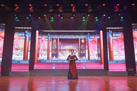 Foto de Condado de Luannan, China - 15 de agosto de 2019: Canto femenino en el escenario, Condado de Luannan, provincia de Hebei, China - Imagen libre de derechos