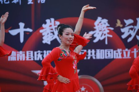 Foto de Condado de Luannan, China - 20 de agosto de 2019: Las señoras bailan fitness en la plaza, Condado de Luannan, provincia de Hebei, China - Imagen libre de derechos