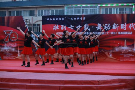 Foto de Condado de Luannan, China - 20 de agosto de 2019: Las señoras bailan fitness en la plaza, Condado de Luannan, provincia de Hebei, China - Imagen libre de derechos