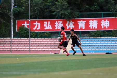 Téléchargez les photos : Comté de Luannan, Chine - 23 août 2019 : Des joueurs de rugby s'entraînent sur l'aire de jeux, comté de Luannan, province du Hebei, Chine - en image libre de droit