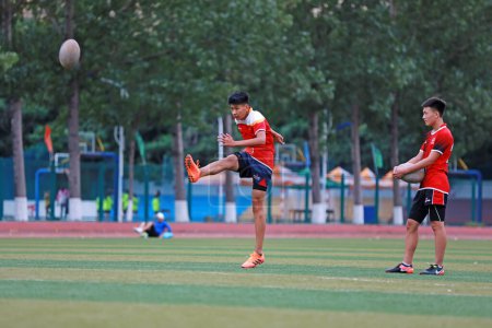Téléchargez les photos : Comté de Luannan, Chine - 23 août 2019 : Des joueurs de rugby s'entraînent sur l'aire de jeux, comté de Luannan, province du Hebei, Chine - en image libre de droit