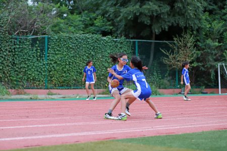 Téléchargez les photos : Comté de Luannan, Chine - 23 août 2019 : Des joueurs de handball s'entraînent sur l'aire de jeux, comté de Luannan, province du Hebei, Chine - en image libre de droit