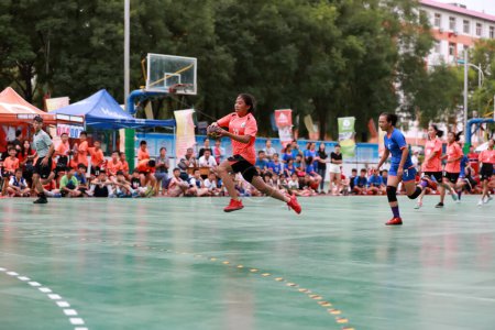 Foto de Condado de Luannan, China - 23 de agosto de 2019: Partidos de balonmano junior en el gimnasio, Condado de Luannan, provincia de Hebei, China - Imagen libre de derechos