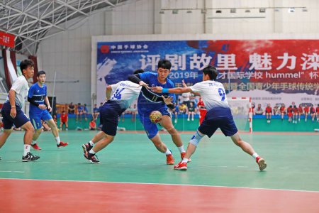 Foto de Condado de Luannan, China - 24 de agosto de 2019: Partidos de balonmano junior en el gimnasio, Condado de Luannan, provincia de Hebei, China - Imagen libre de derechos