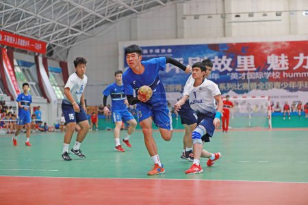 Téléchargez les photos : Comté de Luannan, Chine - 24 août 2019 : Matchs de handball junior dans le gymnase, comté de Luannan, province du Hebei, Chine - en image libre de droit