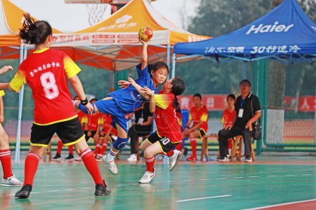 Foto de Condado de Luannan, China - 24 de agosto de 2019: Partidos de balonmano junior en el gimnasio, Condado de Luannan, provincia de Hebei, China - Imagen libre de derechos