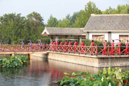 Téléchargez les photos : Comté de Luannan, Chine - 27 août 2019 : Spectacle chinois de marche Cheongsam dans le parc, comté de Luannan, province du Hebei, Chine - en image libre de droit
