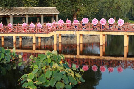 Téléchargez les photos : Comté de Luannan, Chine - 27 août 2019 : Spectacle chinois de marche Cheongsam dans le parc, comté de Luannan, province du Hebei, Chine - en image libre de droit