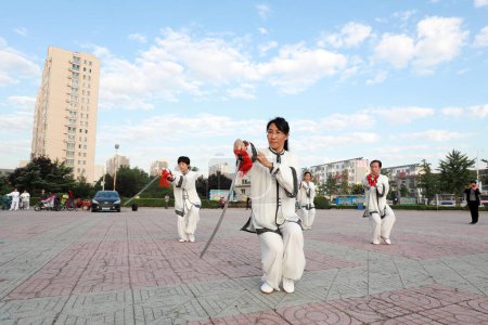 Foto de Condado de Luannan, China - 31 de agosto de 2019: entrenamiento de espadachines de Taiji, Condado de Luannan, provincia de Hebei, China - Imagen libre de derechos