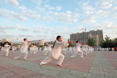 Téléchargez les photos : Comté de Luannan, Chine - 31 août 2019 : Entraînement de boxe Taiji sur la place, comté de Luannan, province du Hebei, Chine - en image libre de droit
