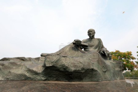 Foto de Condado de Fengrun, China - 15 de septiembre de 2019: Escultura de la figura de Cao Xueqin en el parque, Condado de Fengrun, provincia de Hebei, China - Imagen libre de derechos