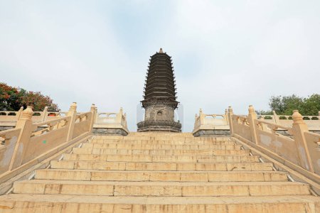 Téléchargez les photos : Comté de Fengrun, Chine - 15 septembre 2019 : Paysages architecturaux des anciennes pagodes en Chine, comté de Fengrun, province du Hebei, Chine - en image libre de droit