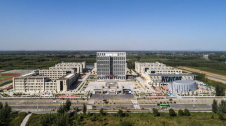 Foto de Condado de Luannan, China - 18 de septiembre de 2019: Vista superior de Luannan No. 1 Campus de la Escuela Media, Condado de Luannan, provincia de Hebei, China - Imagen libre de derechos